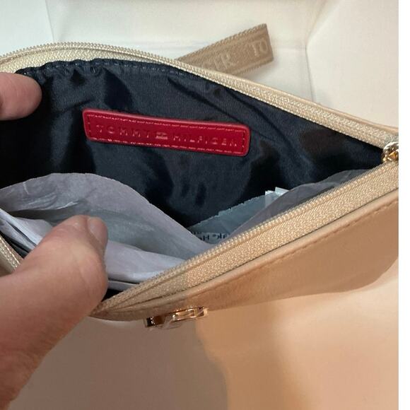 Tommy Hilfiger NWT Cream Wristlet Pebbled Vegan Leather MSRP $68 - Picture 8 of 9